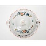 Polychrome-decorated porcelain tureen with tray. Ginori, 20th century.