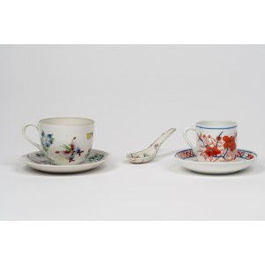 A set of Oriental porcelain consisting of two cups with saucers and a soup spoon
