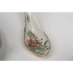 A set of Oriental porcelain consisting of two cups with saucers and a soup spoon