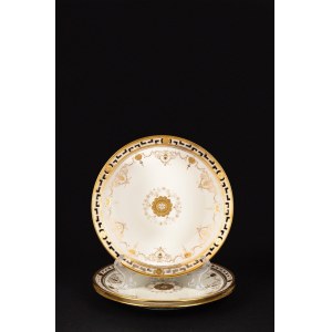 Minton pour Tiffany. Trois assiettes en porcelaine blanche et dorée.