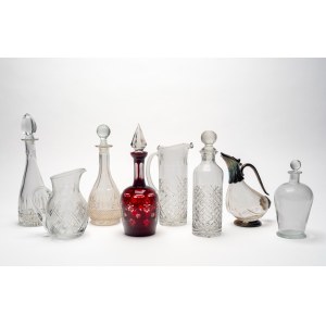 Lot consisting of five bottles, two carafes, and a crystal and glass pourer