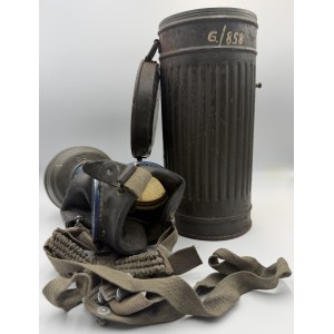 GERMAN GAS MASK, MODEL 38, WITH CANISTER - GERMANY, THIRD REICH