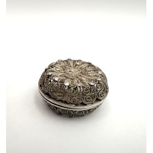 A round silver filigree box, richly decorated, 11.59 g