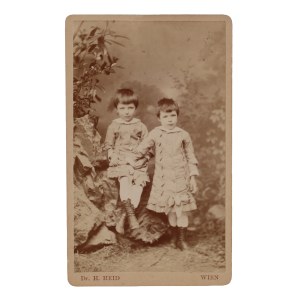 Dwójka paniczów w bajkowych strojach. Fotograf dr. H. Heid, Wiedeń