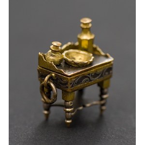 Srebrna, miniaturowa zawieszka w formie toaletki, Francja lub Rosja, II poł. XIX w.