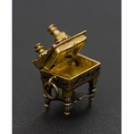 Srebrna, miniaturowa zawieszka w formie toaletki, Francja lub Rosja, II poł. XIX w.