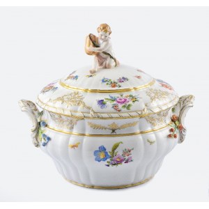 Królewska Manufaktura Porcelany w Berlinie (KPM), Waza z pokrywą, z uchwytem z puttem i dynią, z dekoracją kwiatową