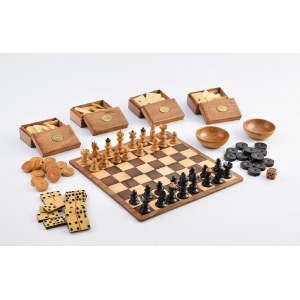 Kaseta z zestawem gier: szachy, warcaby, domino, karty