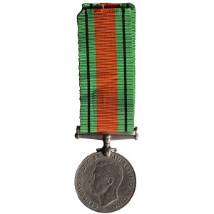 Defence Medal z nadaniem + książeczka wojskowa ( 7 pułk artylerii)