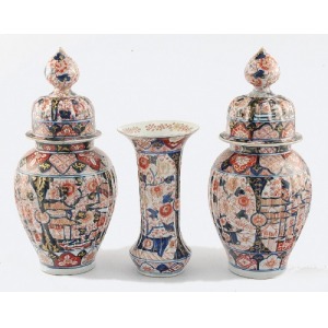 Zespół trzech wazonów Imari: para wazonów z pokrywami i flet