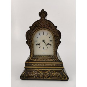Zegar kominkowy w obudowie drewnianej, zdobionej dekoracją w typie Boulle