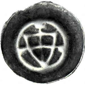 Zakon Krzyżacki, brakteat ok. 1307-1318, Tarcza ostrołukowa, dotykająca trzema rogami wałów, nad nią mały krzyż, po bokach kulki