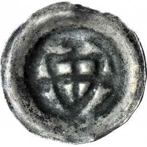 Zakon Krzyżacki, brakteat ok. 1307-1318, Tarcza ostrołukowa, dotykająca trzema rogami wałów, nad nią mały krzyż, po bokach kulki