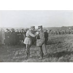 Herni Manuel (1874 Paryż –1947 Neuilly-sur-Seine), Marszałek Józef Piłsudski dekoruje Krzyżem Virtuti Militari Marszałka Francji Ferdinanda Focha, 1921 r.
