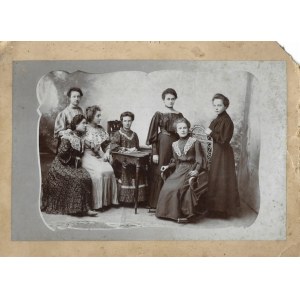 [FOTOGRAFIA - grupa panien z Sambora - fotografia zbiorowa]. 1905. Fotografia form. 12,8x19,9 cm na oryg...