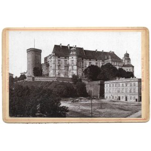 [Wawel od strony południowo-wschodniej]. [nie przed 1895, nie po 1898/pocz. XX w.]. Fotografia form. 9,6x14,8 cm