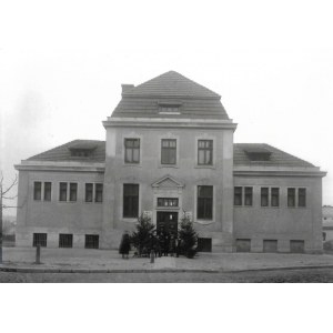 [Budynek Miejskiego Zakładu Kąpieli Ludowych - fotografia sytuacyjna i widokowa]. [nie przed 1912]. Klisza szklana form...