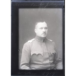 [Komendant Policji Państwowej inspektor Walerian Wilczyński?- fotografia portretowa]. [1919?]. Klisza szklana form...