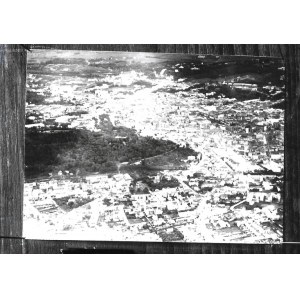 [Panorama miasta z lotu ptaka - fotografia widokowa]. [1. poł. XX w.]. Klisza szklana form. 12,9x17,9 cm