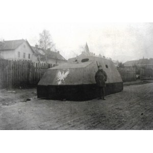 [Wóz bojowy na ulicy - fotografia sytuacyjna]. [nie przed 7 XI 1918]. Klisza szklana form. 9,9x11,9 cm