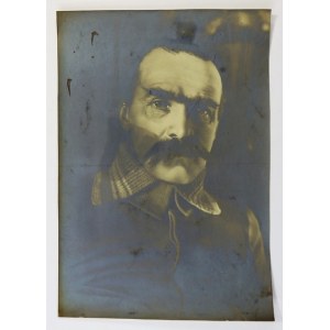 [PIŁSUDSKI Józef - fotografia portretowa]. [XII 1914?]. Fotografia form. 37,5x26,2 cm, autorstwa ...
