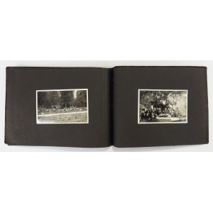 [SKAUCI na Łotwie]. Album z wklejonymi fotografiami wykonanymi w większości na obozie skautowym w Asaros w 1934...