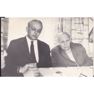 Fotografia portretowa (od prawej) Witold Śliwa, Igor Andrjew, Zjazd Katedry Prawa Karnego w Ustroniu 1975 - 85r.