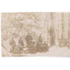 Przedwojenna fotografia myśliwców na śniegu - posiłek, Olgierd Świda, Dobra nieświeskie