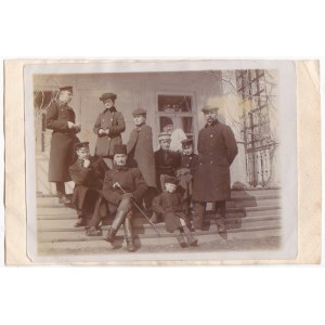 Przedwojenna fotografia: Łukawiec Borowskich front dworu - Zosia Borowska, Anna Świda, Leon Borowski, Jan Borowski, Olgierd Świda