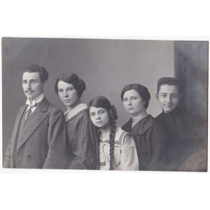 Przedwojenna fotografia: Rodzeństwo Bratkiewiczów: Otton, Hala, Stanisława, Wiktoria, Marian