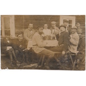 Przedwojenna fotografia: Mężczyźni przy stole, m.in, Olgierd Świda, Bronisław Hłasko