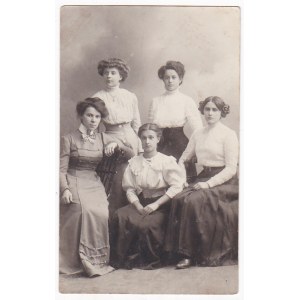 Przedwojenna fotografia: od lewej: Hala Wysocka, Stefania Janowska, Helena Świda