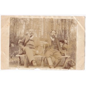 Przedwojenna fotografia: Dwóch mężczyzn na ławce, nieświeskie