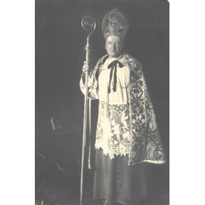 [TEODOROWICZ Józef Teofil, arcybiskup - fotografia portretowa]. [nie przed 1935, nie po 1938]. Fotografia form. 16,6x11
