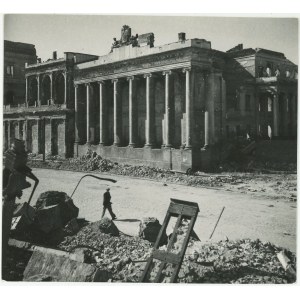 fotografia BUŁHAK Jan - Warszawa. Gmach Ministerstwa Skarbu w 1945 roku