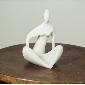 Siedząca, figurka porcelanowa wykonana w Fabryce Porcelany Ćmielów, ok. 1955 r.