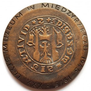 Medal odlewany autorstwa Krzyszowskiego z 1975 roku, poświęcony 30-leciu powstania Muzeum w Międzyrzeczu.
