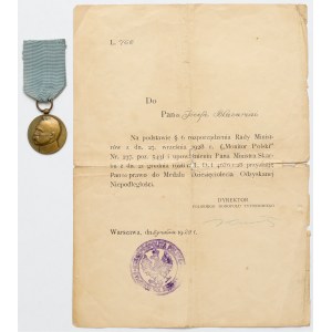 Medal Dziesięciolecia Odzyskanej Niepodległości 1918-1928 - z dokumentem nadania