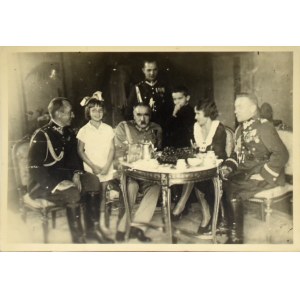 Józef Piłsudski, Przy stole z adiutantami i rodziną