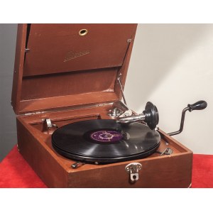 Gramofon Skrzynkowy Przenośny „Mignon”, Ok. 1935, wymiary: 15 x 30 x 40 cm;