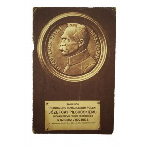 [PIŁSUDSKI] Pocztówka z wyobrażeniem tablicy pamiątkowej poświęconej pamięci Józefa Piłsudskiego.