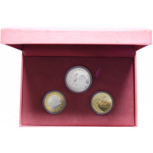 Zestaw 3 monet i medali przedstawiających Św. Jana Pawła II w ozdobnym pudełku.