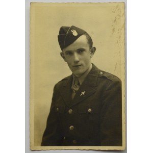 Fotografia amerykańskiego żołnierza z polskim orłem i lilijką