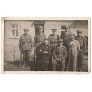 Foto von Partisanen(?) mit RKKA-Offizieren