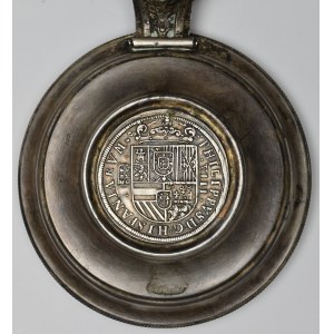Hiszpania, 8 reali 1586 - pokrywa kufla pamiątkowego z monetami ze znaleziska na Łotwie