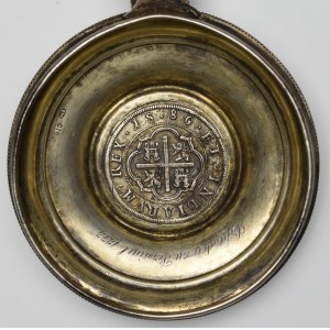 Hiszpania, 8 reali 1586 - pokrywa kufla pamiątkowego z monetami ze znaleziska na Łotwie