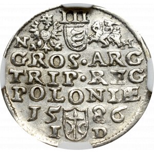 Stefan Batory, Trojak 1586, Olkusz - inicjały po bokach herbów NGC MS61