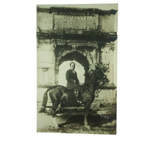 Pocztówka Benito Mussolini na koniu przed bramą Senatu