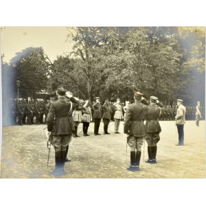 Józef Piłsudski (Fotografia), Józef Piłsudski odznacza francuskich oficerów