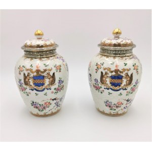 EDME SAMSON, Para wazek z pokrywami, z dekoracją emaliową, kwiatową i herbami, w typie chińskiej porcelany eksportowej (Armorial Style)